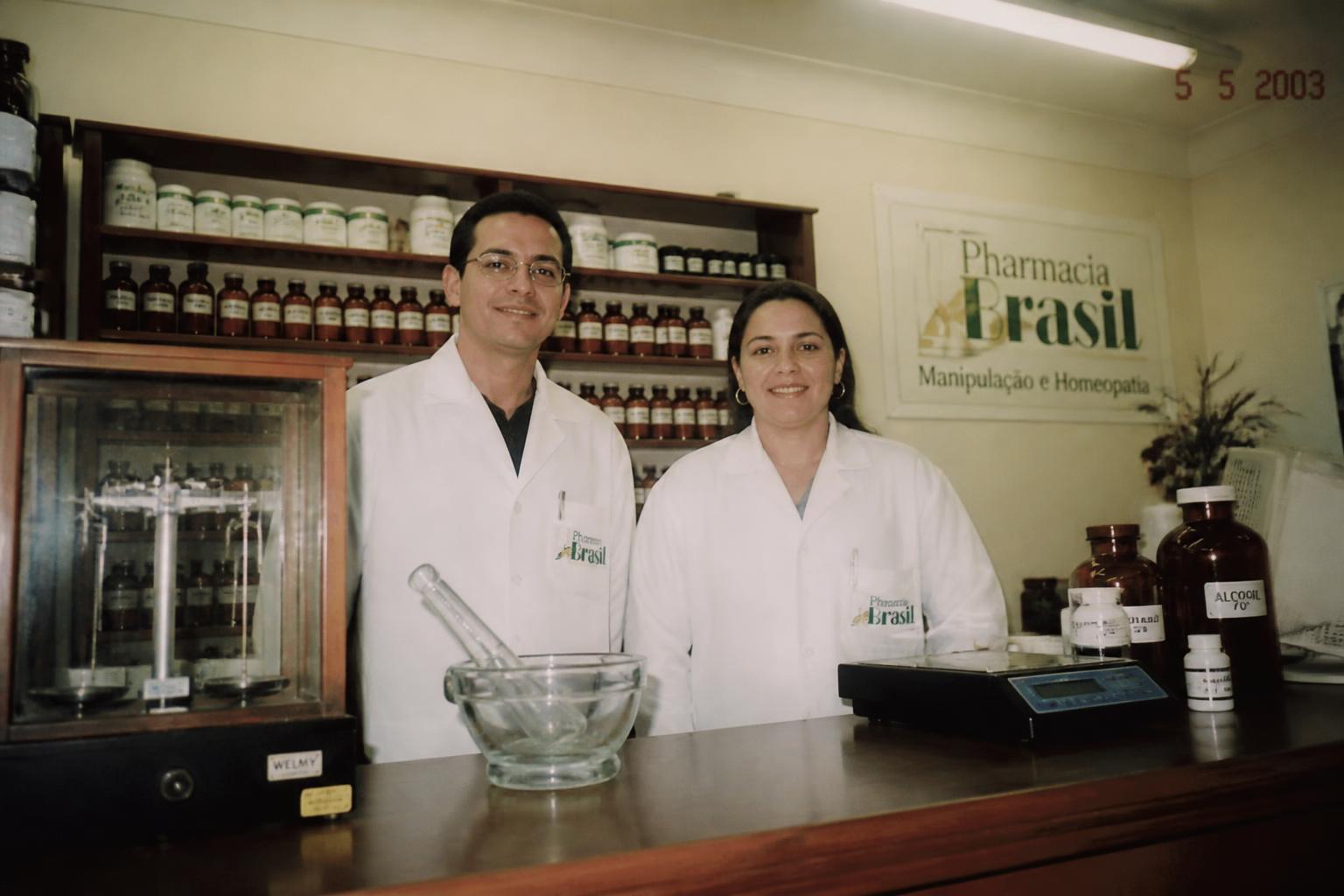 Dr. Henrique e Dra. Júlia atrás do balcão da primeira loja Art Fórmula em 2003